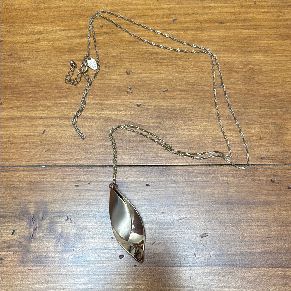 Elegant Gold Leaf Pendant Necklace